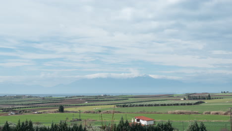 Timelapse-De-La-Naturaleza-Con-Nubes,-Tierras-De-Cultivo-Y-Montaña-Olimpo